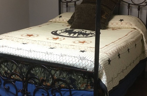 Bandera House | Rent a private room in a hostel type building with 1 queen bed for 2 adults.