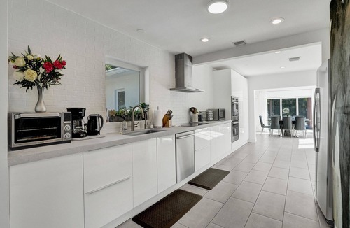 Central Business District House | RENT LUXE 5 STAR HEATED POOL + OVERSIZED PRIVATE BEACH SAND VOLLEYBALL COURT!