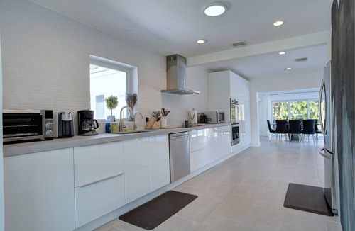 Central Business District House | RENT LUXE 5 STAR HEATED POOL + OVERSIZED PRIVATE BEACH SAND VOLLEYBALL COURT!