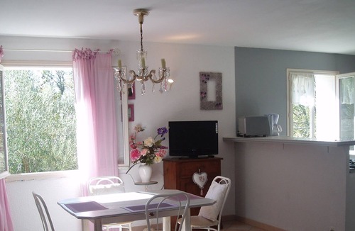 Narbonne Apartment | Rental in a house surrounded by vineyards near Narbonne and shops