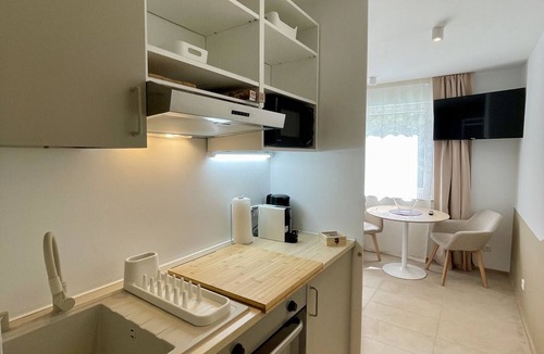 Leonberg Apartment | Rental-Private Bathroom-Park view