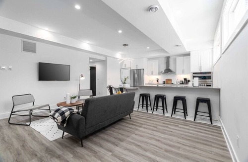 Downtown London Condo | RentX|Rustic Retreat - Downtown/Parking/Wifi/2Bed