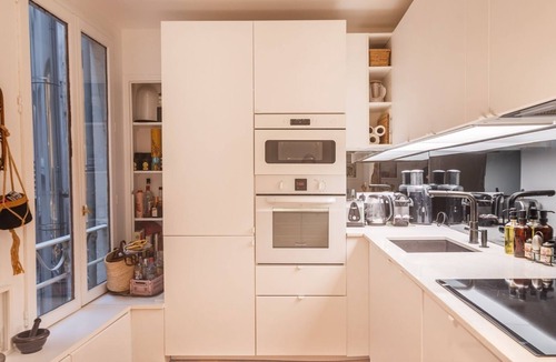 Quartier de la Folie-Mericourt Apartment | Republique Marais Charm