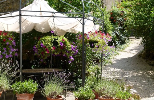 Saint-Andre-de-Roquepertuis Apartment | Residence de l'Acacia - Belle Vue Apartment