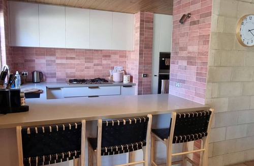 Strathdale House | Reservoir`s Edge - Spacious Architectural Delight