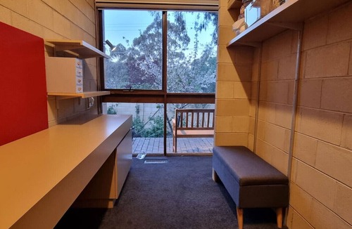 Strathdale House | Reservoir`s Edge - Spacious Architectural Delight