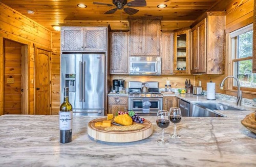 Aska Cabin | Reset Ridge - Mountain view, hot tub, fire pit