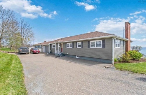 Digby House | RESIDENCE@151n3-bedroom home in captivating Digby Town, WiFi, AC, Streaming.