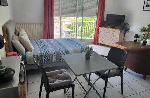 Bas-Vernet Apartment | Residence d'Anjou - Grand studio avec clim, balcon et parking privatif