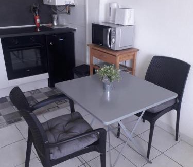 Bas-Vernet Apartment | Residence d'Anjou - Grand studio avec clim, balcon et parking privatif