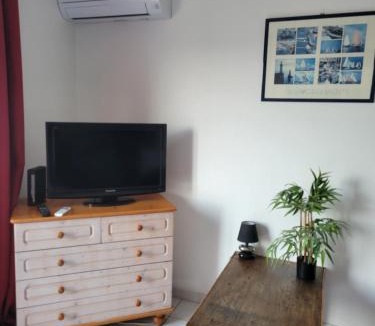 Bas-Vernet Apartment | Residence d'Anjou - Grand studio avec clim, balcon et parking privatif