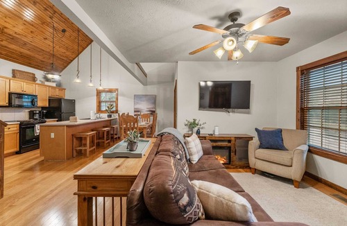 Reeds Spring Cabin | Resort Cabin right on the Waterfront - Pets too! | 122A