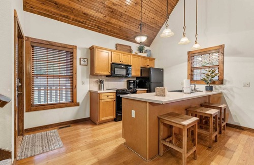 Reeds Spring Cabin | Resort Cabin right on the Waterfront - Pets too! | 122A