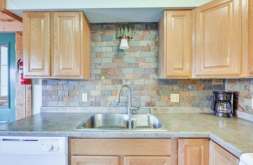 Warrens Cottage | Resort Cabin w/Lake Access in Central Warrens!