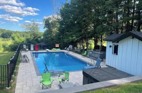 Glen Williams House | Resort like setting