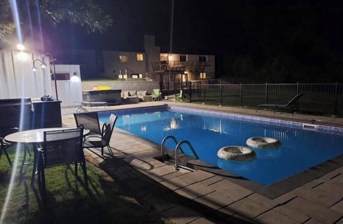 Glen Williams House | Resort like setting