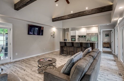 Edmond House | Resort living in Edmond with pool & tennis court!