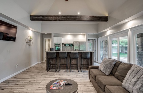 Edmond House | Resort living in Edmond with pool & tennis court!