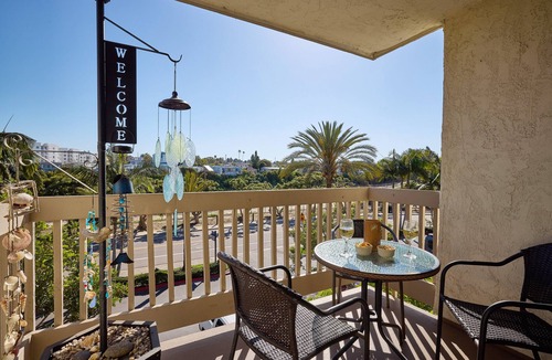 Townsite Condo | Resort Living Steps from White Sandy Beaches! Gym/Pools/Pier