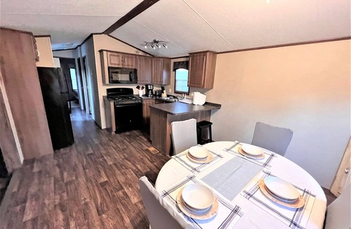 Queenston Cottage | Resort near wineries, river, trails! Large Pool!