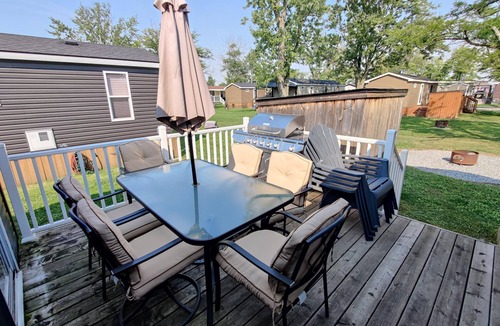 Queenston Cottage | Resort near wineries, river, trails! Large Pool!