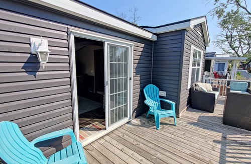 Queenston Cottage | Resort near wineries, river, trails! Large Pool!