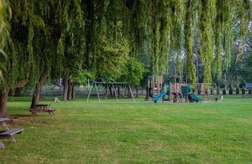 Virgil House | Resort near wineries, river, trails! Large Pool!