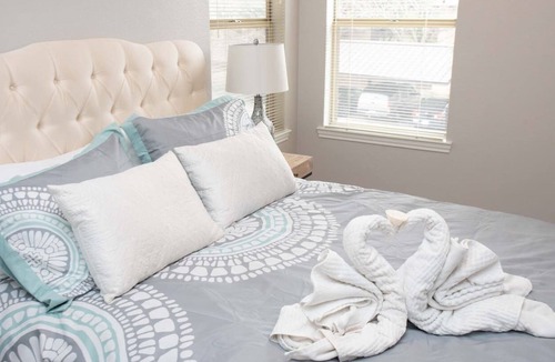 Shepherd Mountain Apartment | Resort Pool | Large Patio | Hot Tub | Washer+Dryer