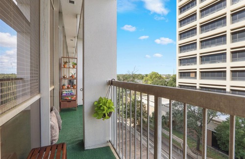 Houston Apartment | Resort-Style 1BR Retreat with Pool & Gym Near NRG, Med Center & Galleria