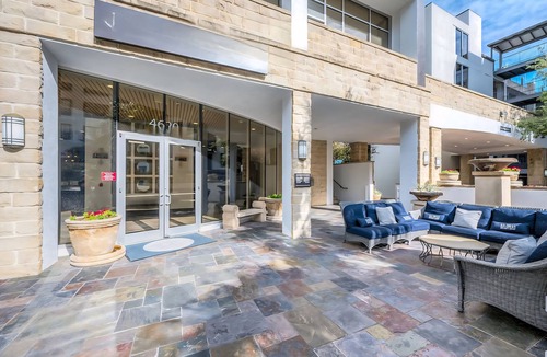 Houston Apartment | Resort-Style 1BR Retreat with Pool & Gym Near NRG, Med Center & Galleria