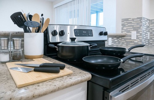 North Houston Apartment | Resort Style 2BR Stay w/BBQ, Gym & Sparkling Pool