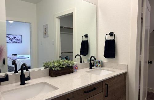 Barrett House | Resort-Style 3BR Near Angel Lagoon