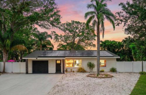 Seminole House | Resort Style Backyard Pool Sport Court Putt Putt