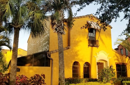 Biggar House | RESORT STYLE POOLS, TIKI BAR, TENNIS COURTS, MOVIE THEATER, GYM & MORE!