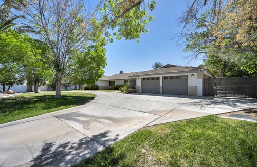 Las Vegas House | Resort style Villa for Families & Groups with Pool, Spa, Basketball, Mini golf