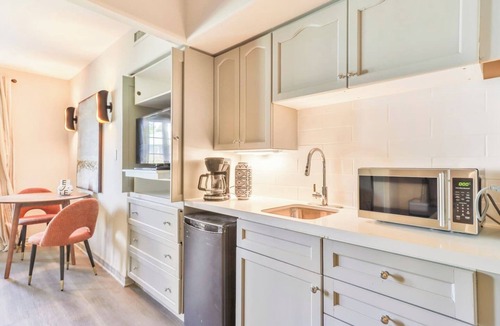 Oro-Medonte House | Resort Suite for 8, Ravine Back, Jacuzzi & Pool