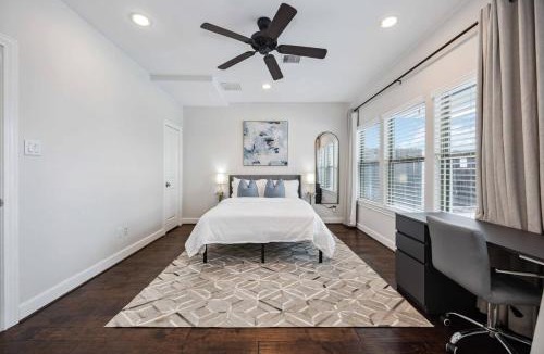 South Central Houston Apartment | Resort vibe with Pool and Hot tub Downtown skyline views