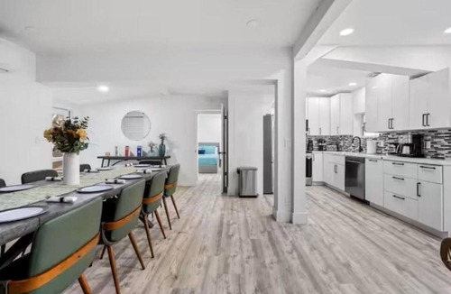 Pompano Beach Villa | Resort Villa Modern Pool Outdoor Dining