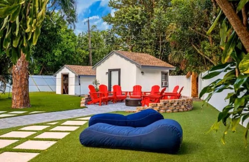 Pompano Beach Villa | Resort Villa Modern Pool Outdoor Dining