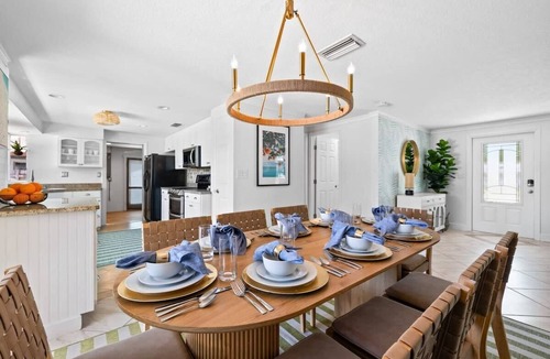 Palma Sola House | Resort Yard! Mini Golf ~ Heated Pool~Fire Pit