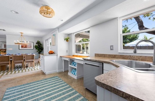 Palma Sola House | Resort Yard! Mini Golf ~ Heated Pool~Fire Pit