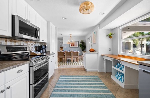 Palma Sola House | Resort Yard! Mini Golf ~ Heated Pool~Fire Pit