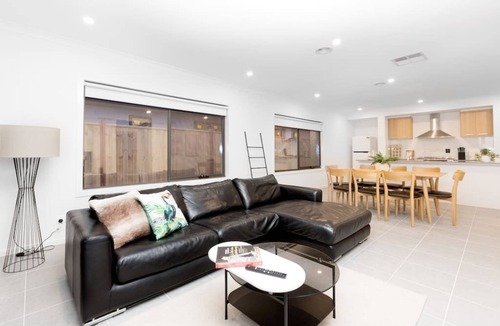 Werribee House | ResortStyle 4BR House with parking