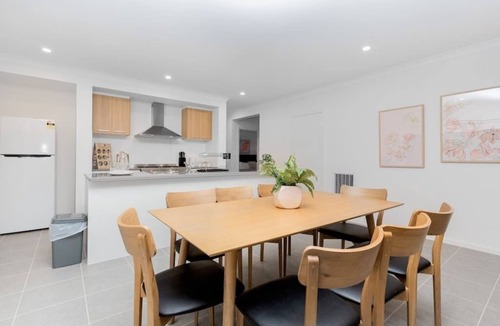 Werribee House | ResortStyle 4BR House with parking