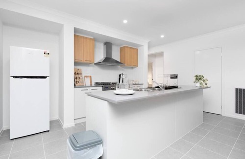 Werribee House | ResortStyle 4BR House with parking