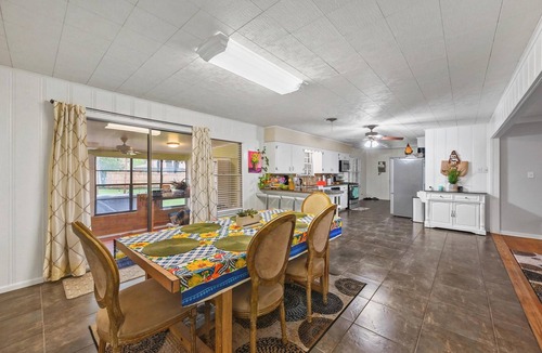 Hurst House | Rest and Relaxation - large oasis in the middle of town.