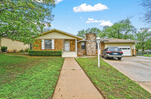 Hurst House | Rest and Relaxation - large oasis in the middle of town.