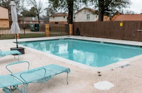 Huntsville Apartment | Rest Easy Retreat - 2BR Near SHSU - Pool - WiFi - Free Parking