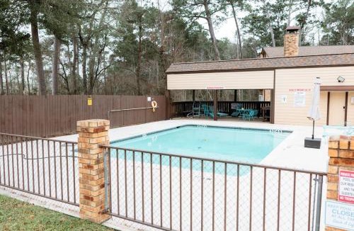 Huntsville Apartment | Rest Easy Retreat - 2BR Near SHSU - Pool - WiFi - Free Parking