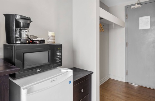 Casselman Hotel | Restauparc Motel - Double Bed Size with Kitchenette & Desk & Private
